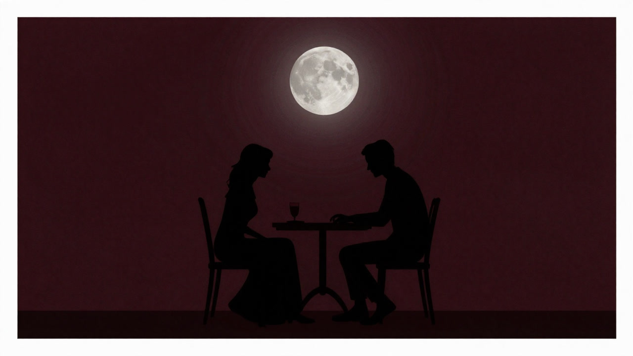 月明かりの下で忍び寄る二つの影が交差するシルエット