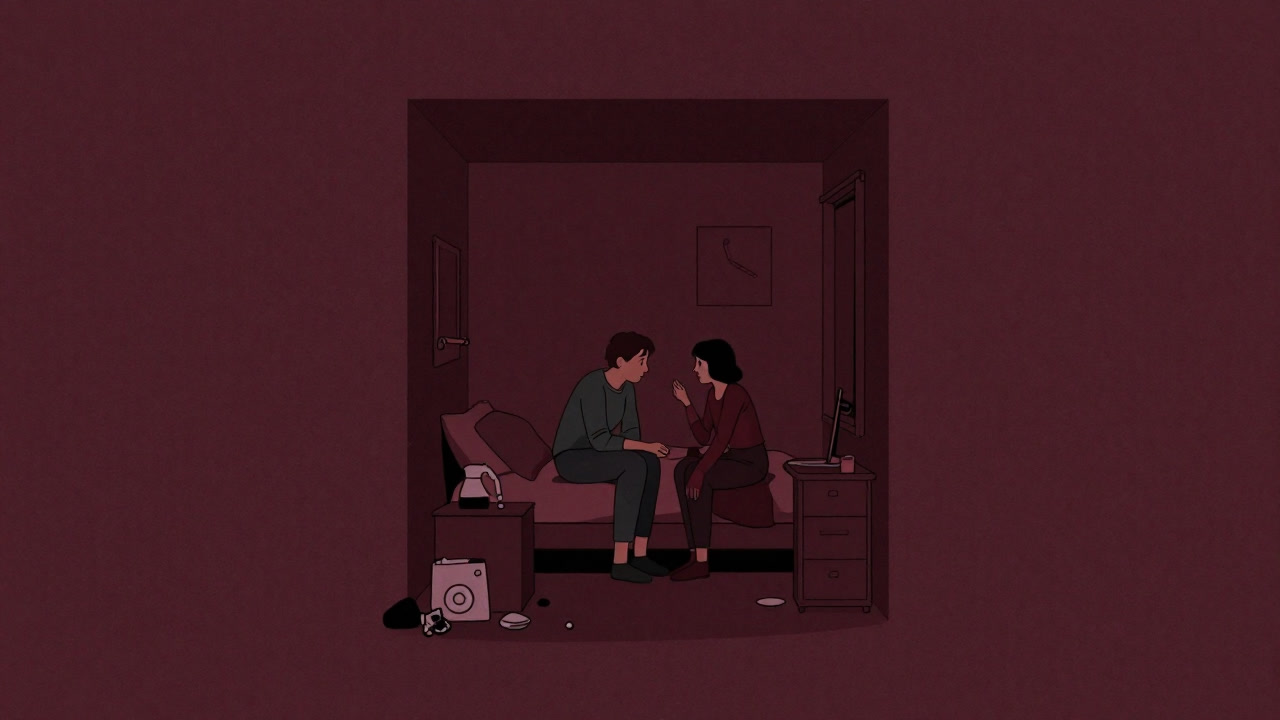 狭いアパートで互いの私物が混在し、ぎゅうぎゅう詰めの部屋に住むカップルのイラスト