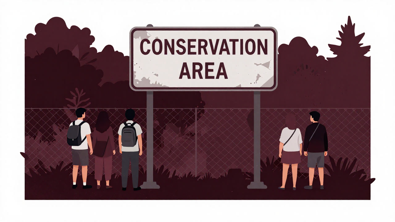 保護地域を示す立て看板の前に集まる観光客と、背後の無骨なフェンスの写真風イラスト