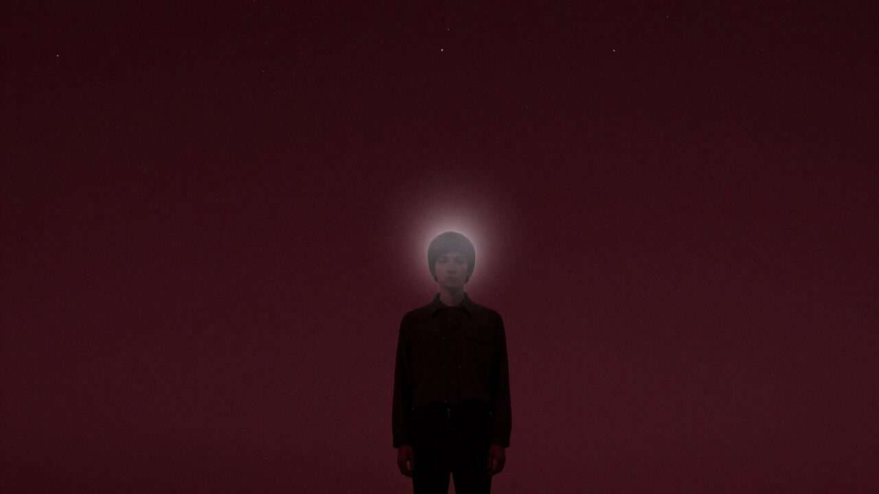 夜空を背景に、頭上に星を浮かべた人が虚ろな目で佇むイラスト