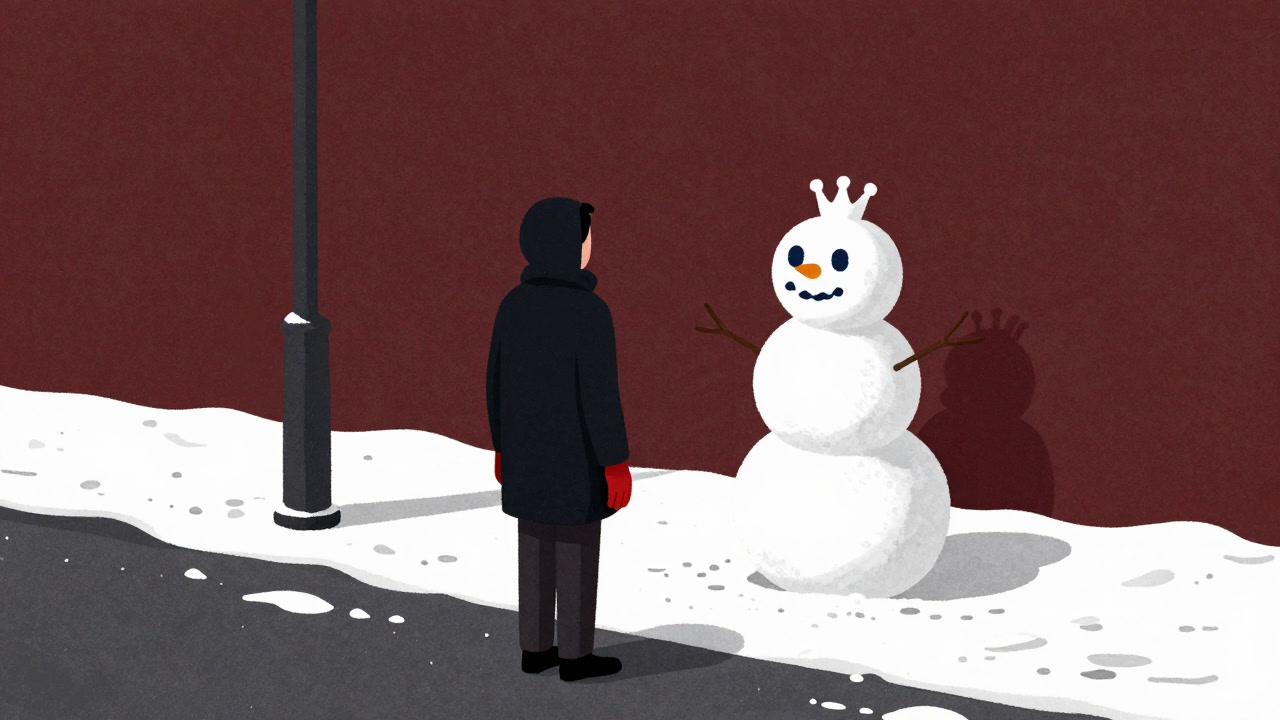 夜の街角で、手を凍らせながら隣を探す一人の人影と、それをあざ笑うかのように背後の雪だるまが寄り添っているイラスト