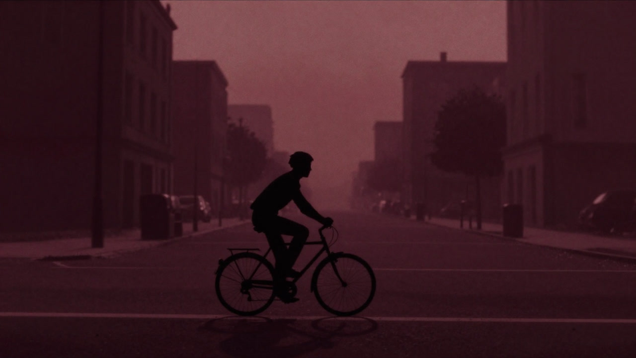 ペダルを回しながら地球を救っているような気分に浸るサイクリストの影絵