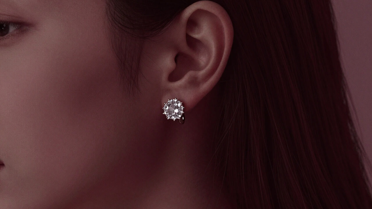 煌めくイヤリングを着けた女性の耳元をクローズアップした写真