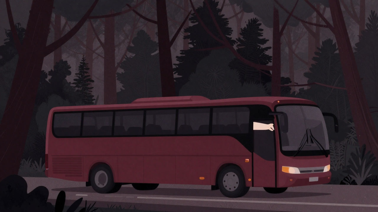 観光バスの窓からプラスチック手袋をした手が伸び、森の木々を掴むイラスト