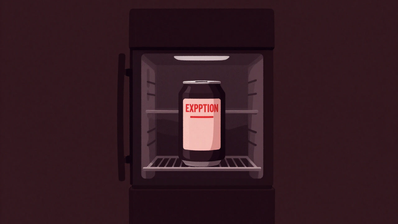 暗い冷蔵庫の奥で、ラベルに大きく印刷された赤い期限表示を見つめる缶詰のイラスト