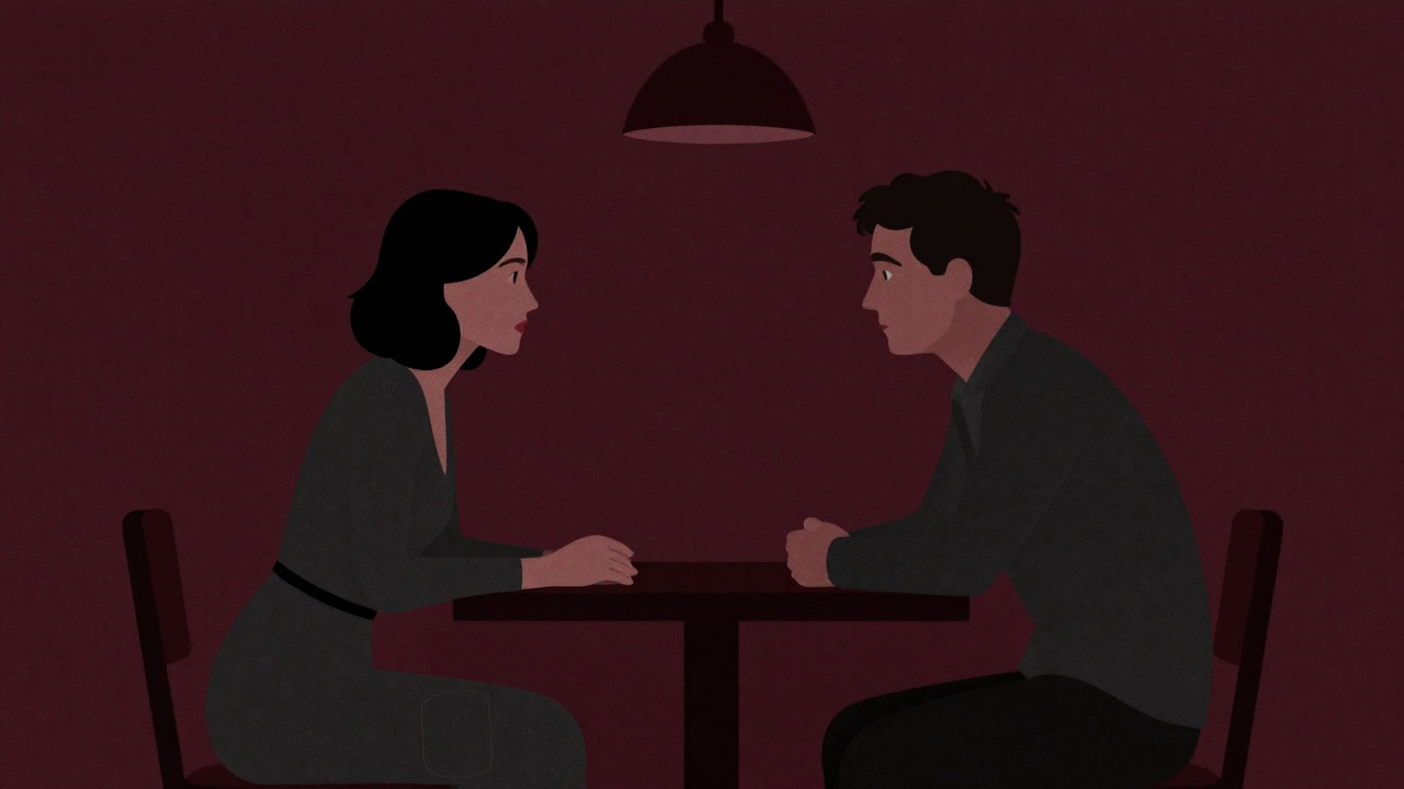 暗いバーで視線だけを交わす二人をモダンアート風に描いたイラスト