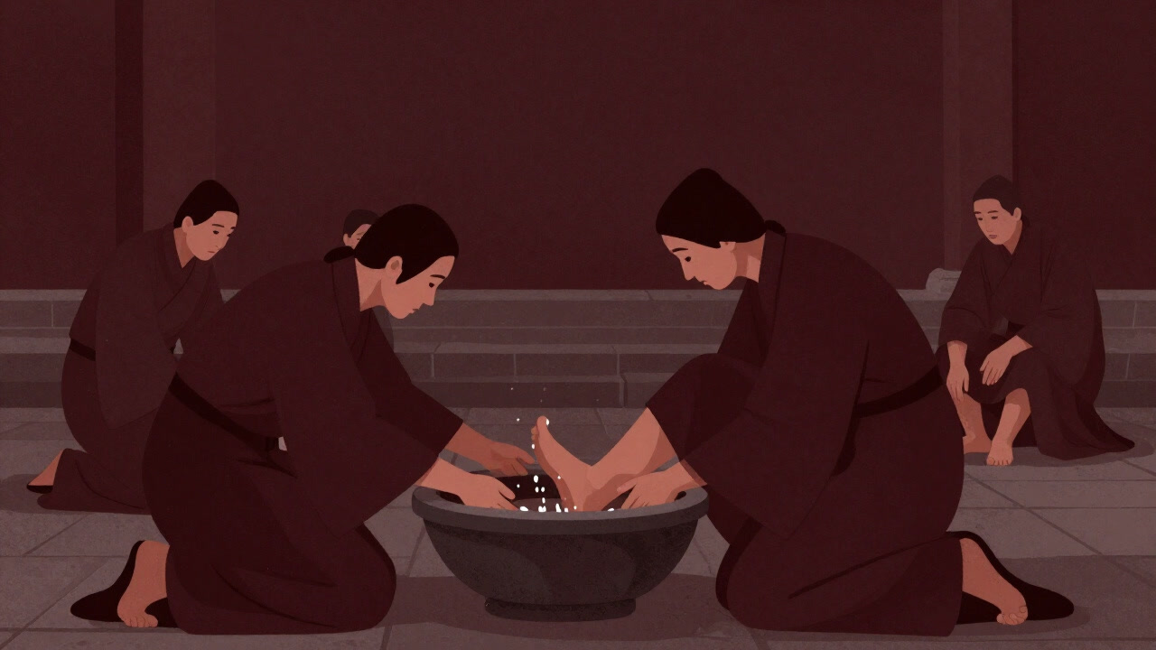 石の水盤の前で膝をつき合い、冷たい水をかけ合う人々の影のようなシルエット。