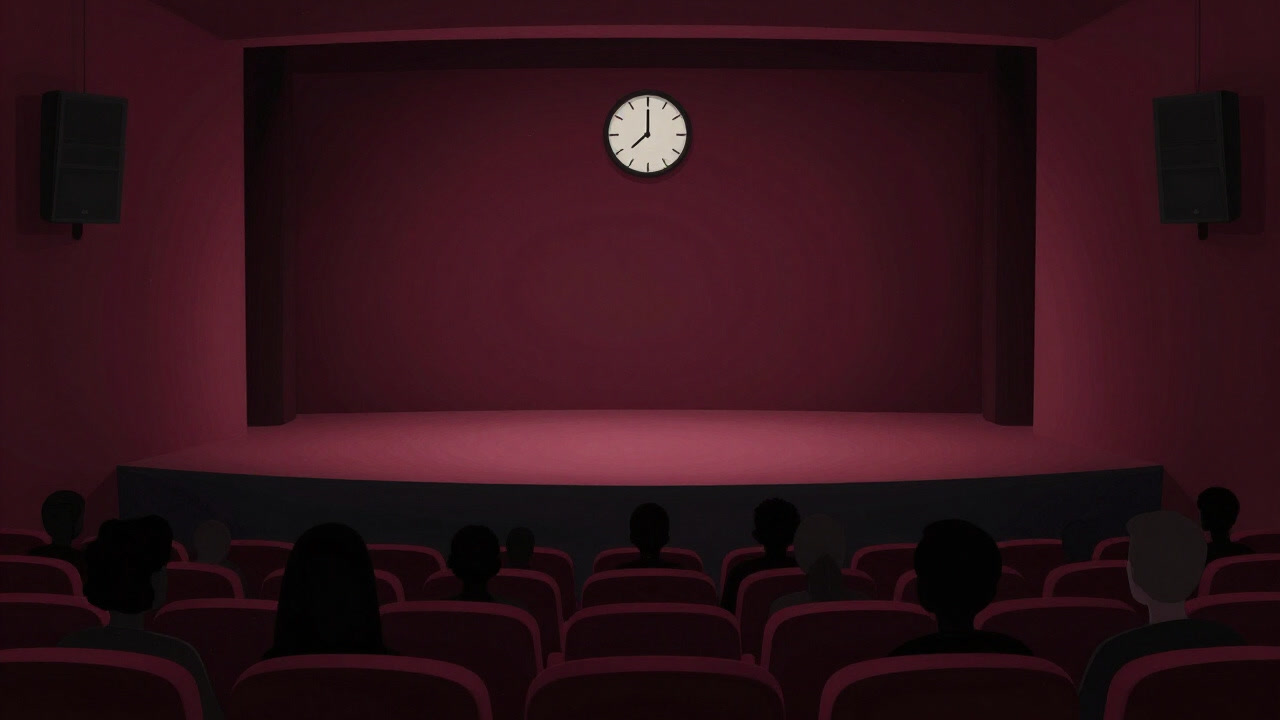 コンサート会場の空席と舞台袖の暗がりで休憩を待つ観客のシルエット