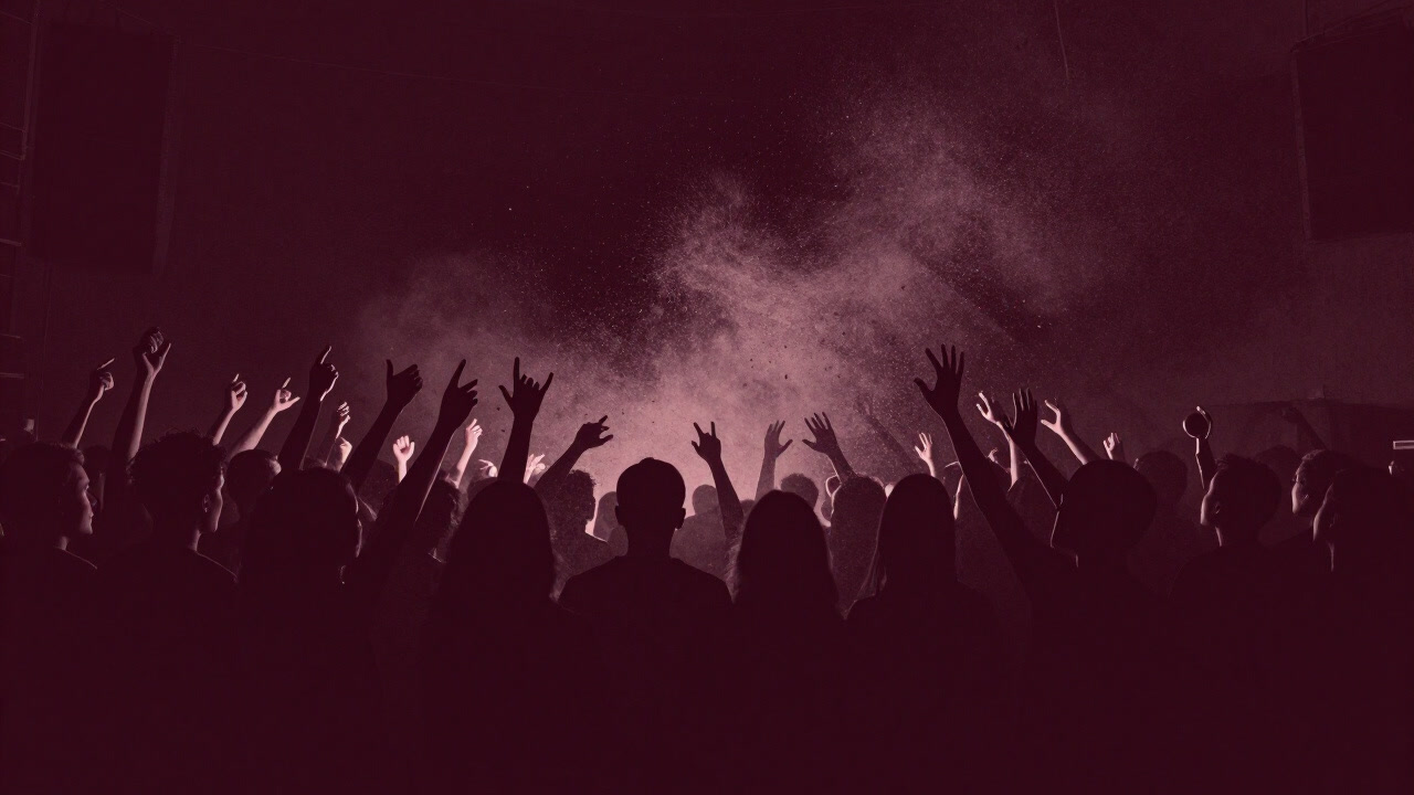 ステージ前で跳ねる群衆が生む埃の粒子まで見えるモッシュピットの光景