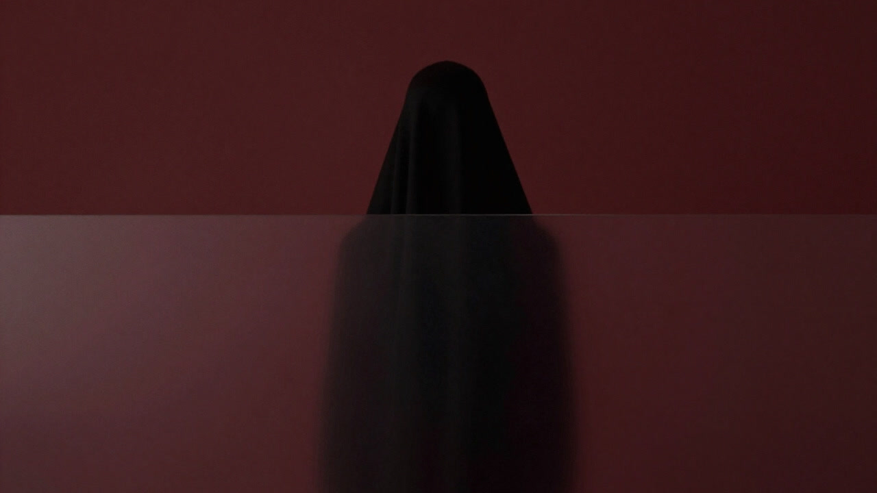 見えない壁の向こう側にぼんやりと浮かぶ人影のような黒いシルエット