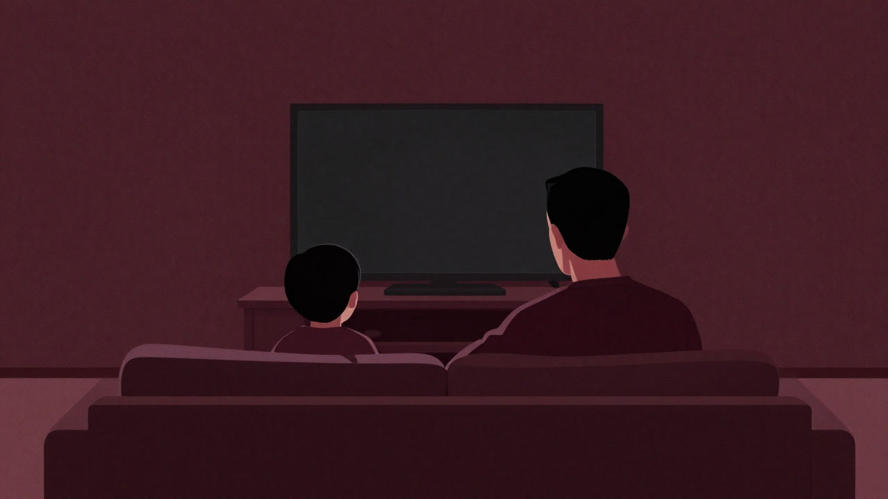 ソファの上で同じテレビを見ながらも心は遠く離れた親と子の背中