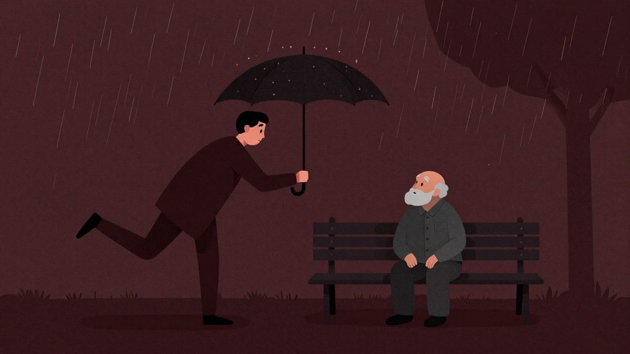 公園のベンチで困っている老人に傘を差し出す人物のイラスト