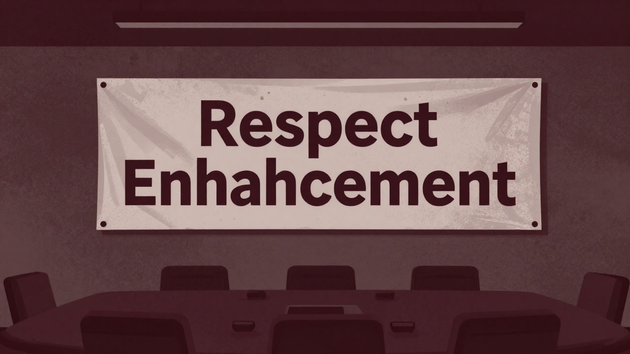 会議室の壁に大書された「尊重向上」のスローガンが埃をかぶっている写真