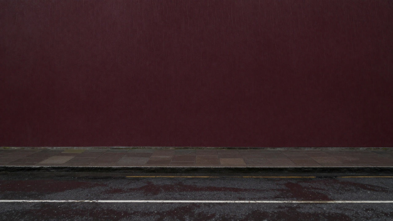 雨で路面が水浸しになり、舗装の隙間から水が染み出す都市の風景