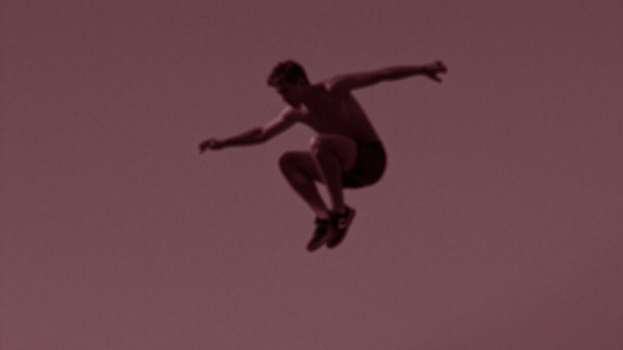 ダイナミックに跳躍する選手をピンボケ気味に捉えたスポーツ写真の一例