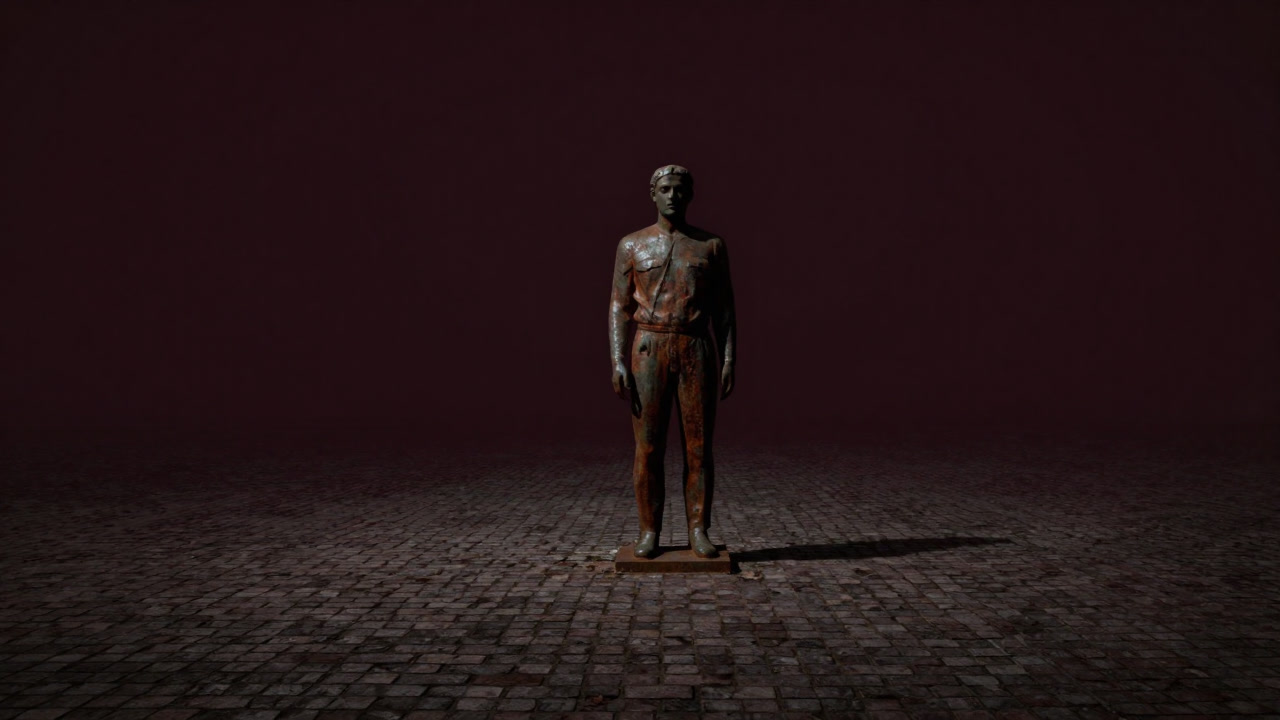 薄暗い石畳の上に錆びついた銅像のシルエットが浮かび上がる画像
