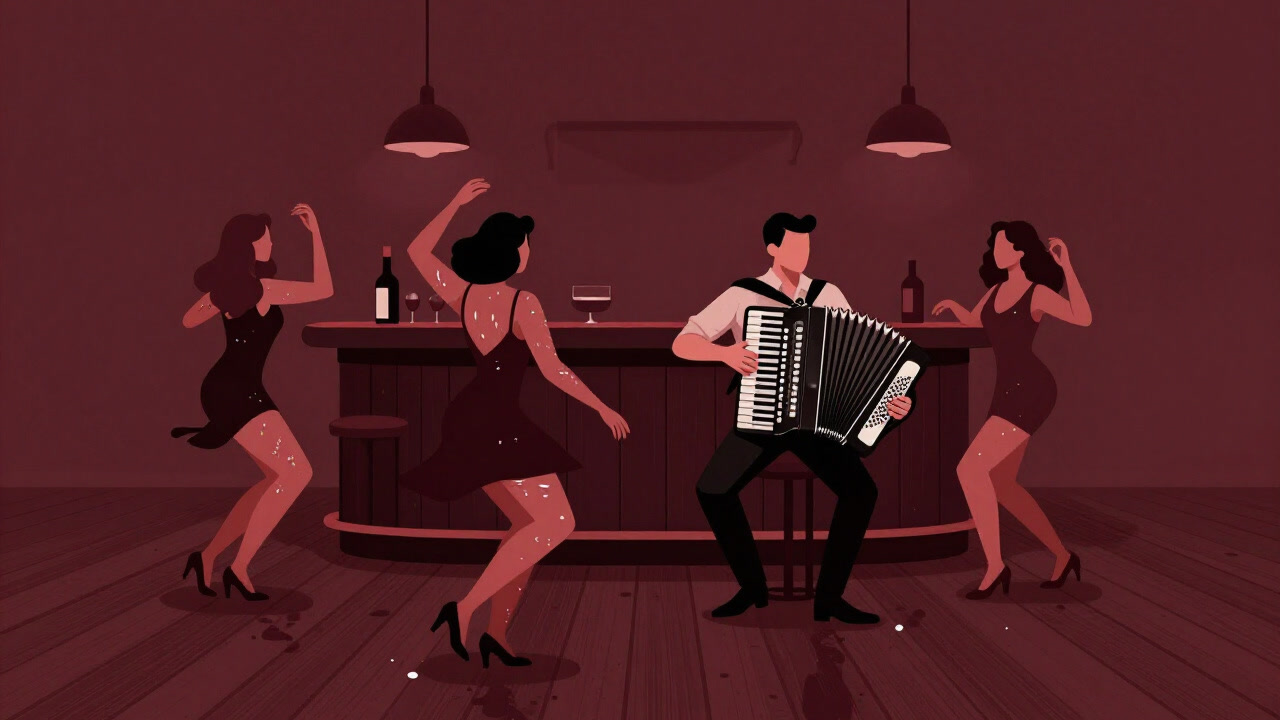 湿った木の床の酒場で汗まみれのダンサーたちに囲まれ、アコーディオンが叫び声を上げるように演奏されている様子